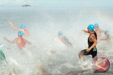 Atlet triathlon nasional puji ombak pantai Pariaman