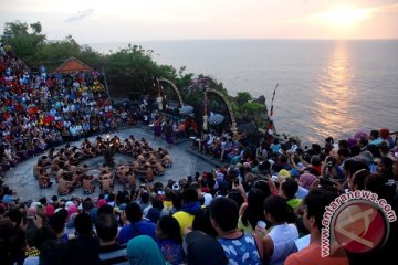 Tiap hari 15.000 wisatawan kunjungi Pura Uluwatu