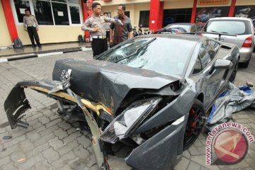 Polisi olah TKP peristiwa tabrakan lamborghini di Surabaya