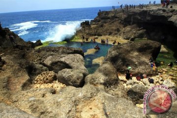 Dua wisatawan selfie hilang terseret ombak di Pantai Kedungtumpang