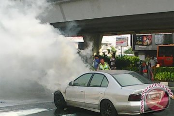 Mobil terbakar di Simpang Senen akibatkan kemacetan