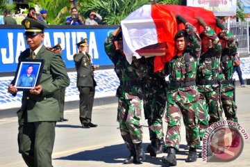 Isak tangis keluarga saar jenasah Mayor Infantri Jhon de Fretes tiba