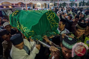 Ratusan pelayat hadiri pemakaman Slamet Effendi Yusuf