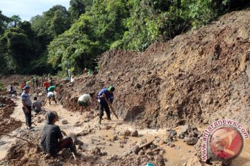 Tiga penambang tradisional terjebak longsor di Bengkulu