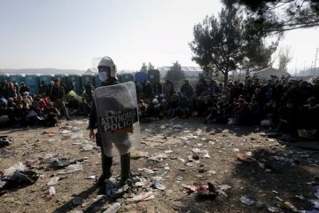 Polisi Yunani bebaskan tersangka "pembajak" khawatir salah identitas