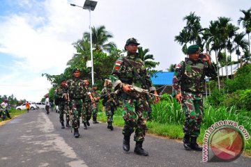 TNI  bantu warga perbaiki jembatan di Senggi