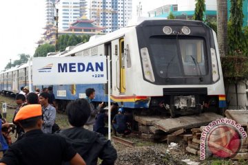 Kereta api tabrak angkot di Medan