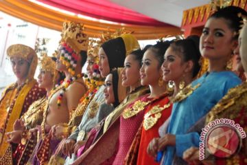 Parade pakaian khas Palembang