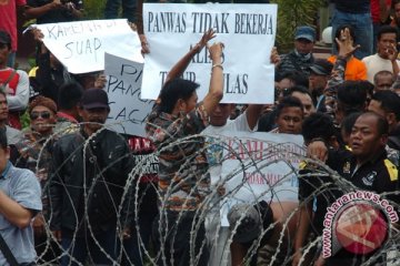 Pemrotes hasil Pilkada Kalimantan Utara bakar mobil