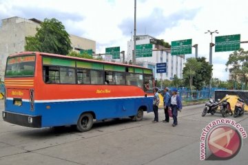 Supir metromini yang tak ikut mogok "cuek" dicap tak kompak