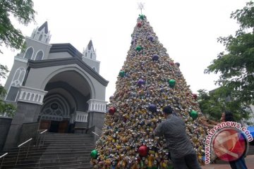 Satgas Pamtas RI-PNG buat pohon natal raksasa pakai 25.000 botol air mineral