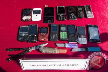 Bea Cukai Mataram musnahkan ratusan telepon genggam