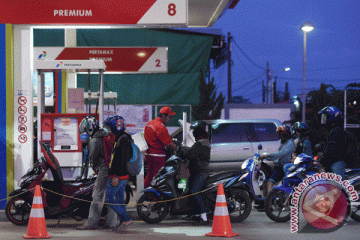 Minyak turun tajam karena persediaan Amerika Serikat meningkat