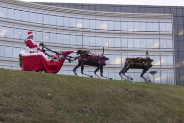 Robot rusa bantu Sinterklas saat Natal