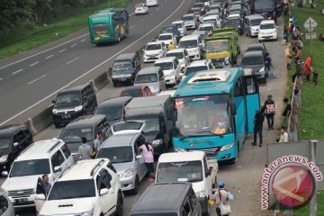 Jalur tanjakan Gentong Tasikmalaya macet