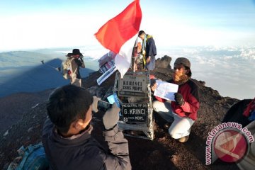 Seribu lebih pendaki rayakan kemerdekaan di Gunung Kerinci
