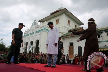 Pasangan mahasiswa dan empat penjudi dihukum cambuk