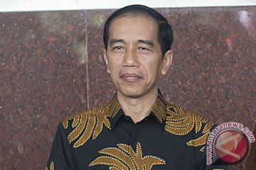 Presiden Jokowi serahkan bantuan sosial di terminal Suasio