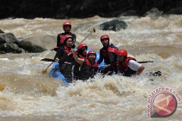 Menguji adrenalin arung jeram Lukup Badak