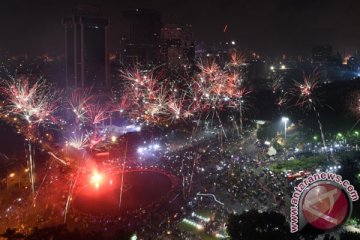 Warga sesaki pintu-pintu masuk Monas untuk bertahun baru