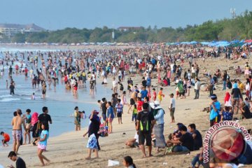 Pantai Pasir Padi ramai dikunjungi wisatawan