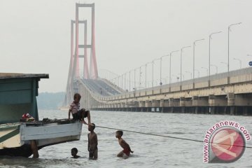 Tarif Tol Suramadu turun 50 persen