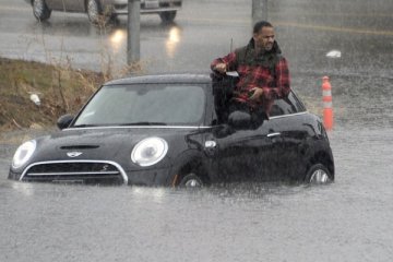 Ribuan orang dievakuasi di California dan Nevada karena banjir