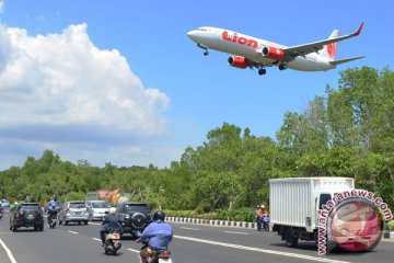Satpol PP tertibkan papan reklame tinggi dekat Bandara Ngurah Rai Kuta