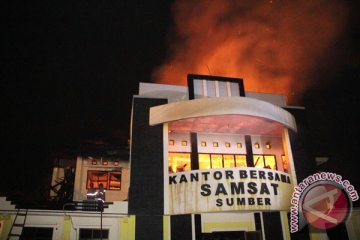 Kantor Samsat Sumber Cirebon terbakar