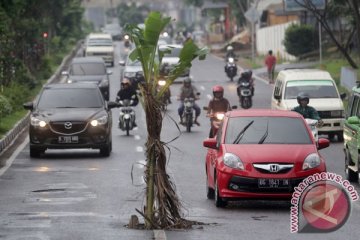 Jalan rusak di Temanggung, warga mengeluh karena sering kecelakaan