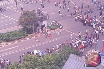 BOM JAKARTA - Jalan kaki dari Senayan demi lihat lokasi ledakan Thamrin