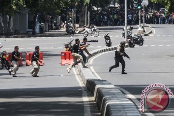 Polisi evakuasi korban tewas akibat ledakan Thamrin