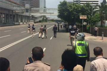 Polisi evakuasi warga dari gedung Jakarta Theater