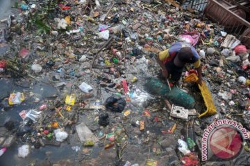 Penumpukan sampah anak sungai 