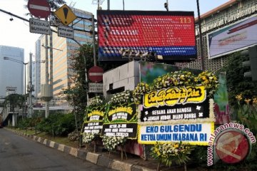 Pos polisi di Thamrin dikelilingi karangan bunga