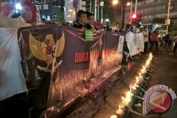 BOM JAKARTA - Aksi nyalakan lilin simbol tuntut perdamaian