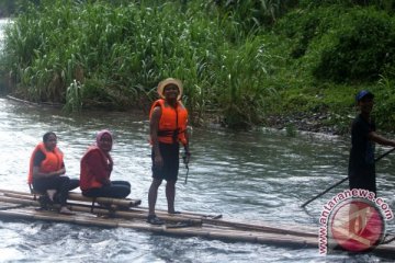 Menjajal Bamboo Rafting Loksado