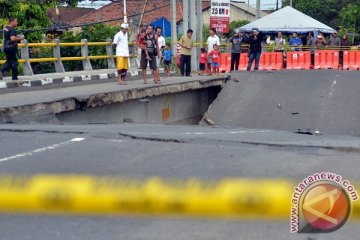 Jembatan jalan raya Denpasar-Gilimanuk putus