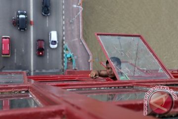 Pengecatan Jembatan Ampera