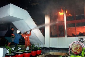 Api di basement gedung baru di Jalan Benyamin Sueb dipadamkan