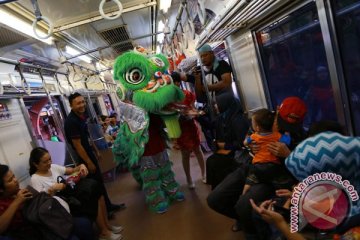 Barongsai hibur penumpang KRL jelang Imlek