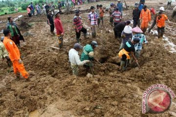 Alat berat tak bisa jangkau lokasi longsor Solok, Refan belum ditemukan