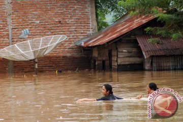 Seorang pria terjebak banjir di Padang