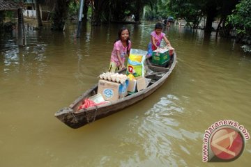 Polres Kampar terjunkan personil bantu korban banjir