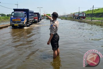 Jalan Raya Porong banjir 30 cm