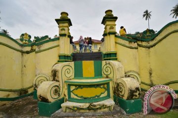 Mengunjungi makam Bapak Bahasa Raja Ali Haji