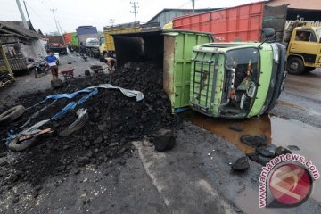 Satu tewas truk terbalik di turunan Semarang