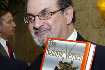 Iran salahkan Salman Rushdie dan pendukungnya atas serangan pisau