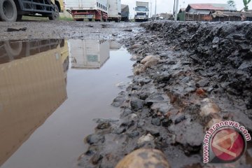 Jalan lintas Penukal Abab-Musibanyuasin Sumsel lumpuh total