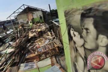 Warga Kalijodo Bongkar Bangunan Sendiri 